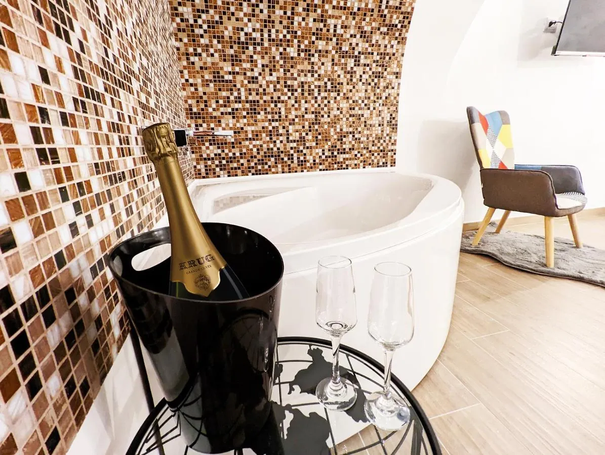 Apartment Dama Suite Love & Private Jacuzzi Italy